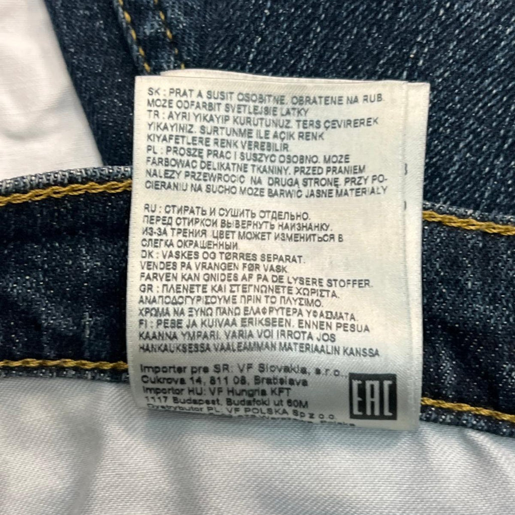 Dettaglio dell'etichetta interna con le informazioni sulla composizione del tessuto e il paese di produzione dei jeans Lee.