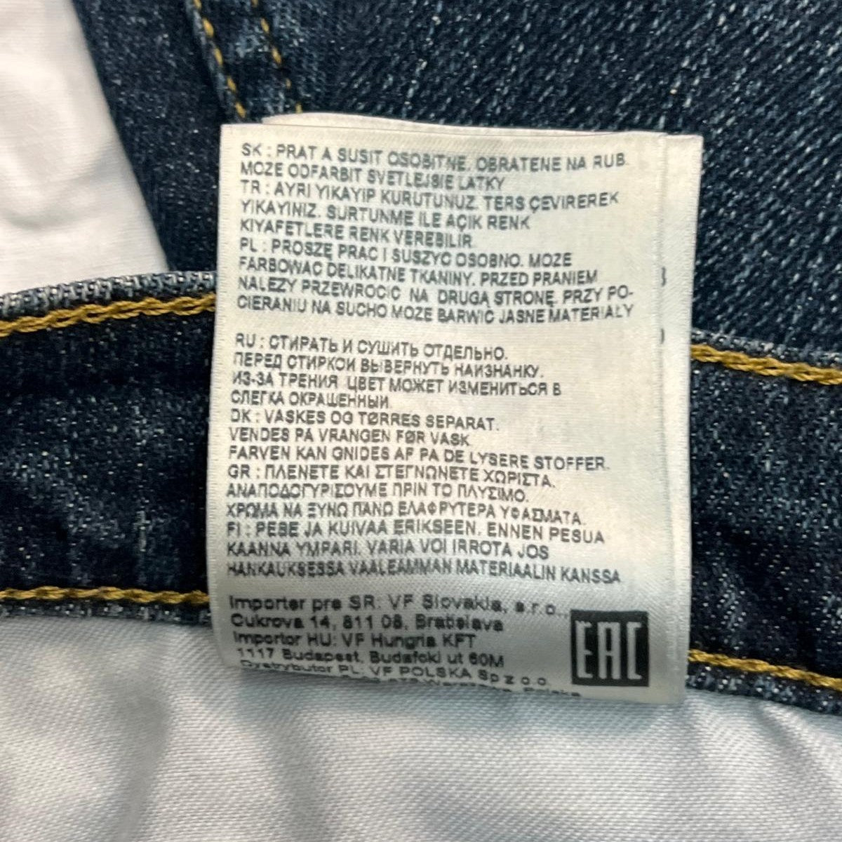 Dettaglio dell'etichetta interna con le informazioni sulla composizione del tessuto e il paese di produzione dei jeans Lee.
