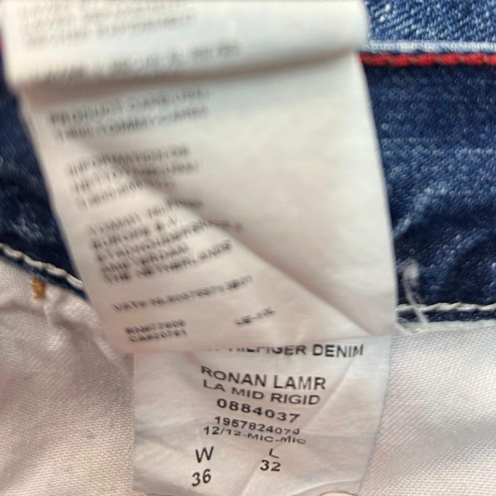 Etichetta bianca interna dei jeans Hilfiger che attesta la manifattura Made in Tunisia e il tessuto 100% cotone.