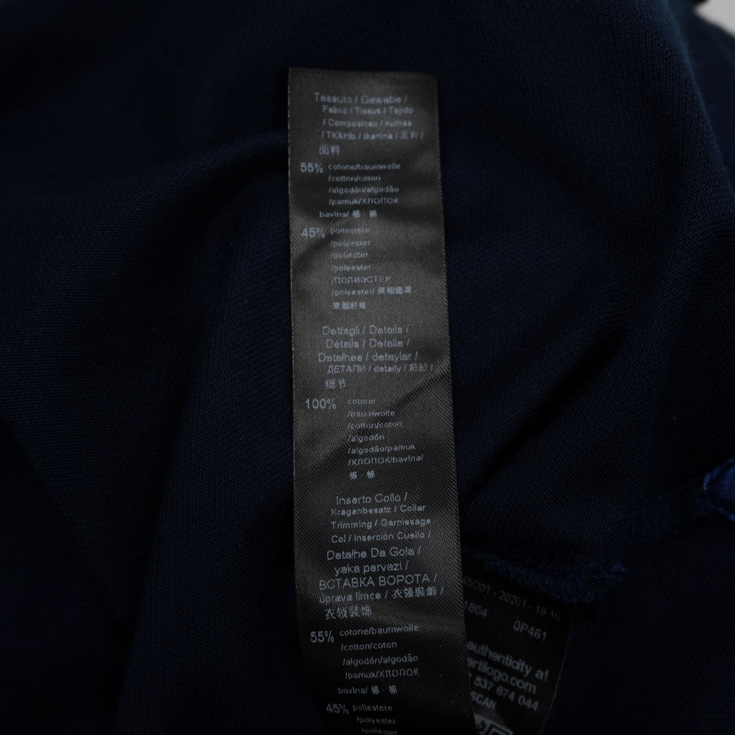 Etichetta interna con le istruzioni di lavaggio e la composizione del tessuto della polo Armani in misto 55% cotone e 45% poliestere.