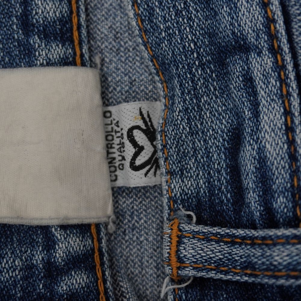 Dettaglio dell'etichetta interna Controllo Qualità con logo a cuore stilizzato d'archivio Phard Jeans.