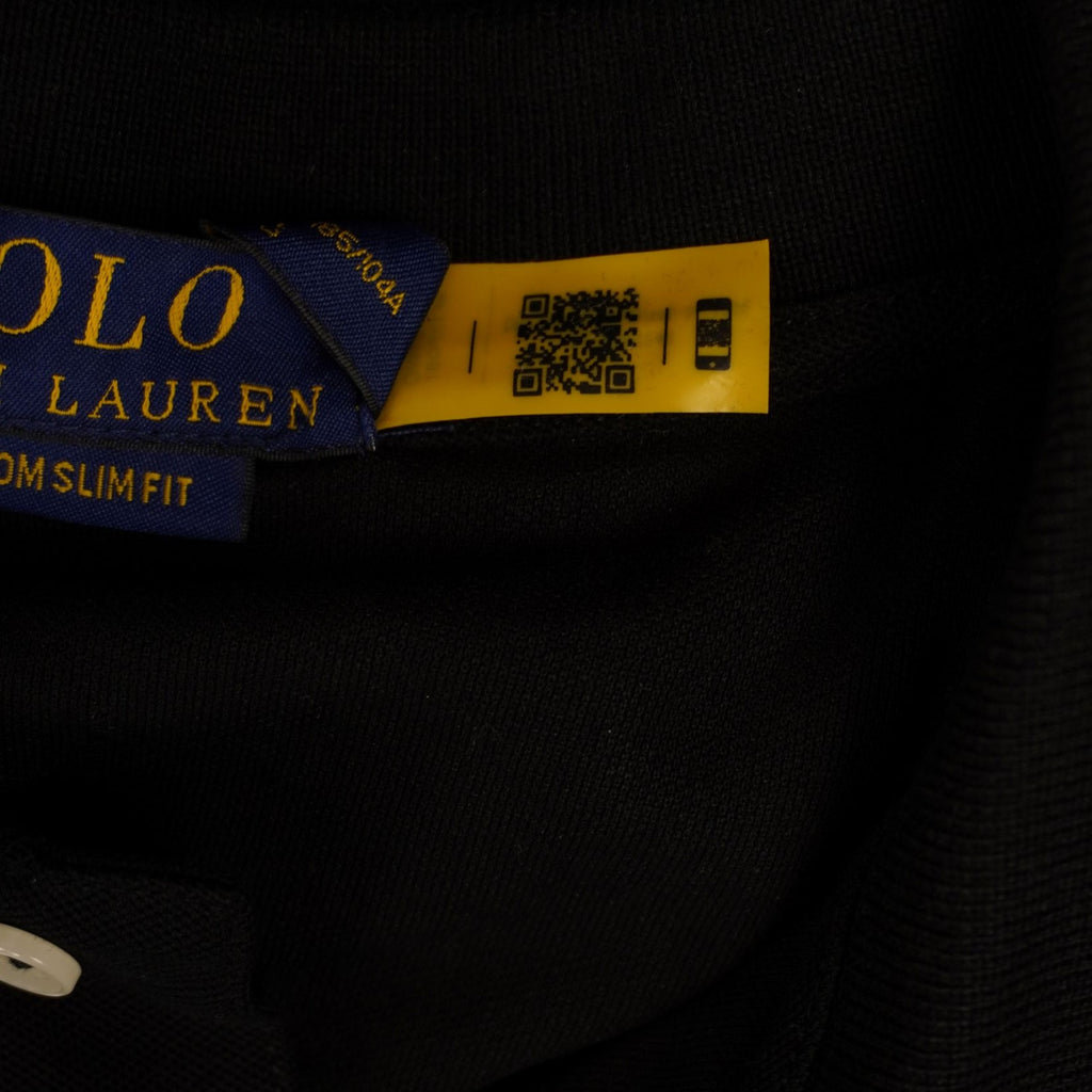 Vista ravvicinata della dicitura Custom Slim Fit sull'etichetta blu interna.