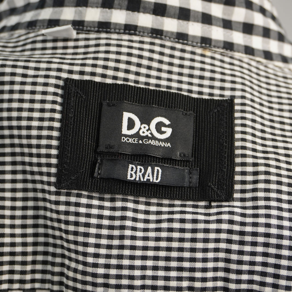 Primo piano dell'etichetta nera ricamata D&G Dolce & Gabbana con indicazione del modello Brad, cucita nel colletto.