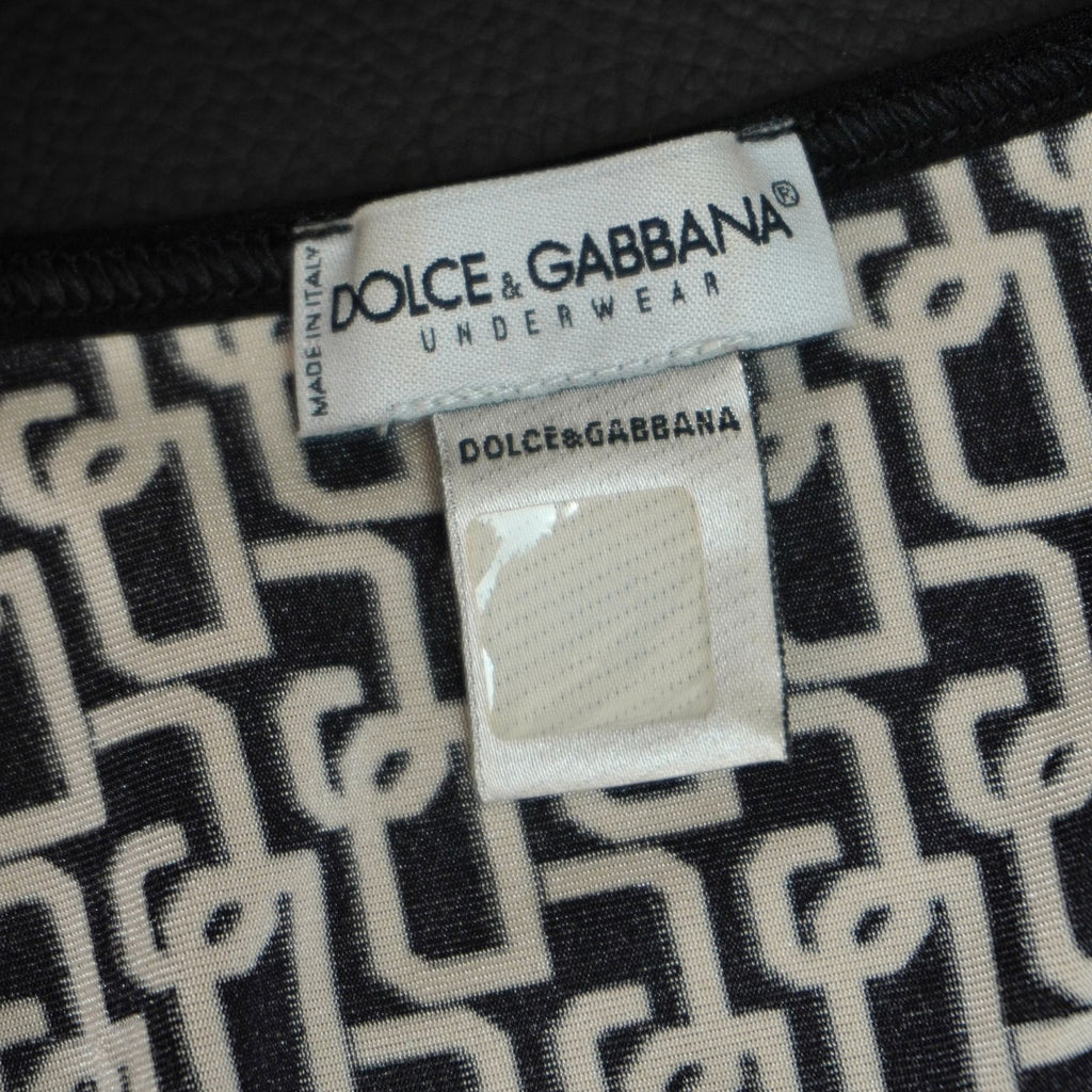 Etichetta originale bianca Dolce & Gabbana Industria S.p.A. cucita sul retro del collo.