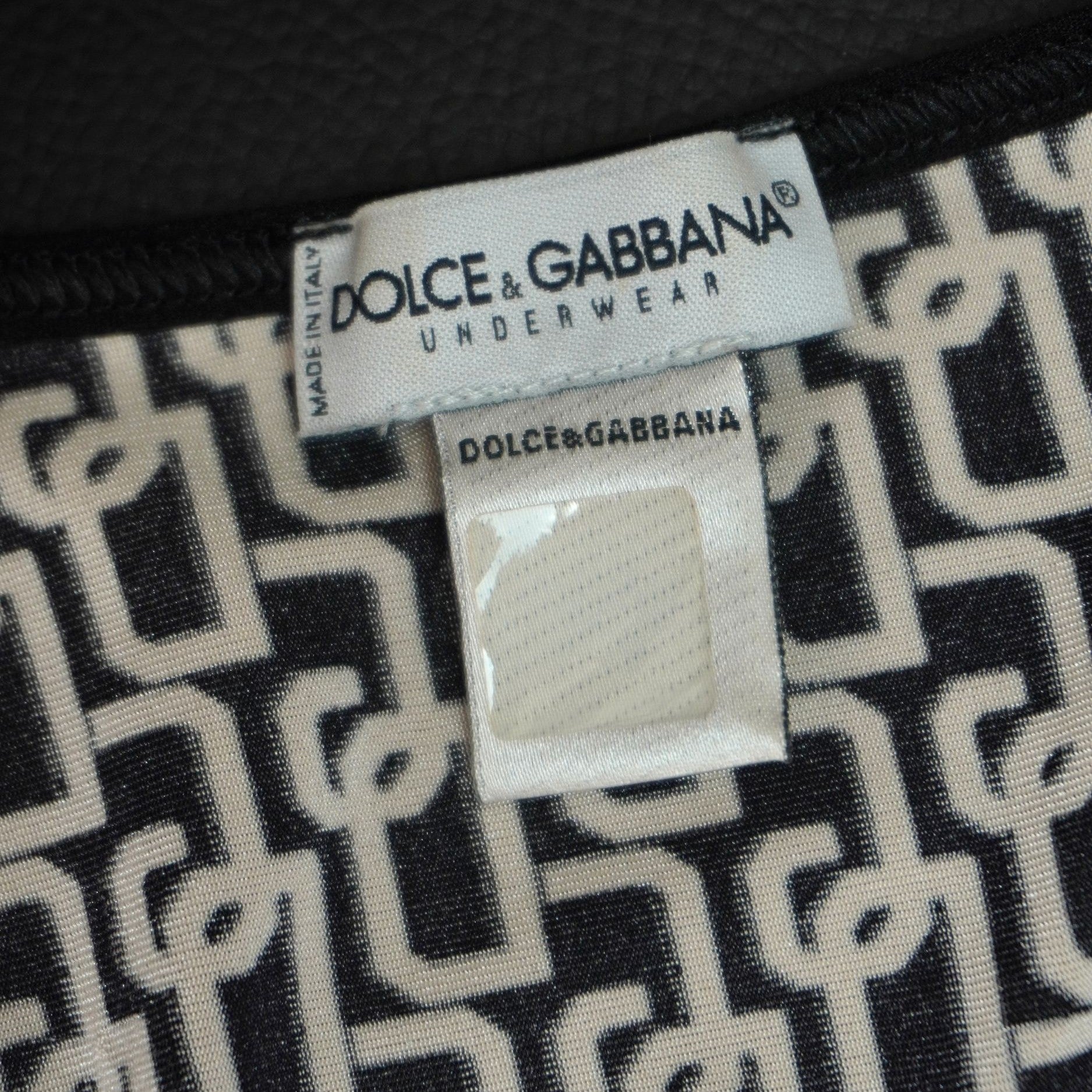 Etichetta originale bianca Dolce & Gabbana Industria S.p.A. cucita sul retro del collo.