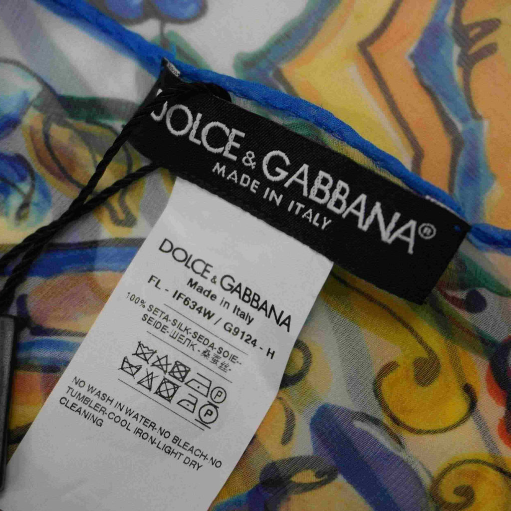 Dettaglio dell'etichetta nera tessuta Dolce & Gabbana "Made in Italy" e del cartellino tecnico con codici di autenticità.