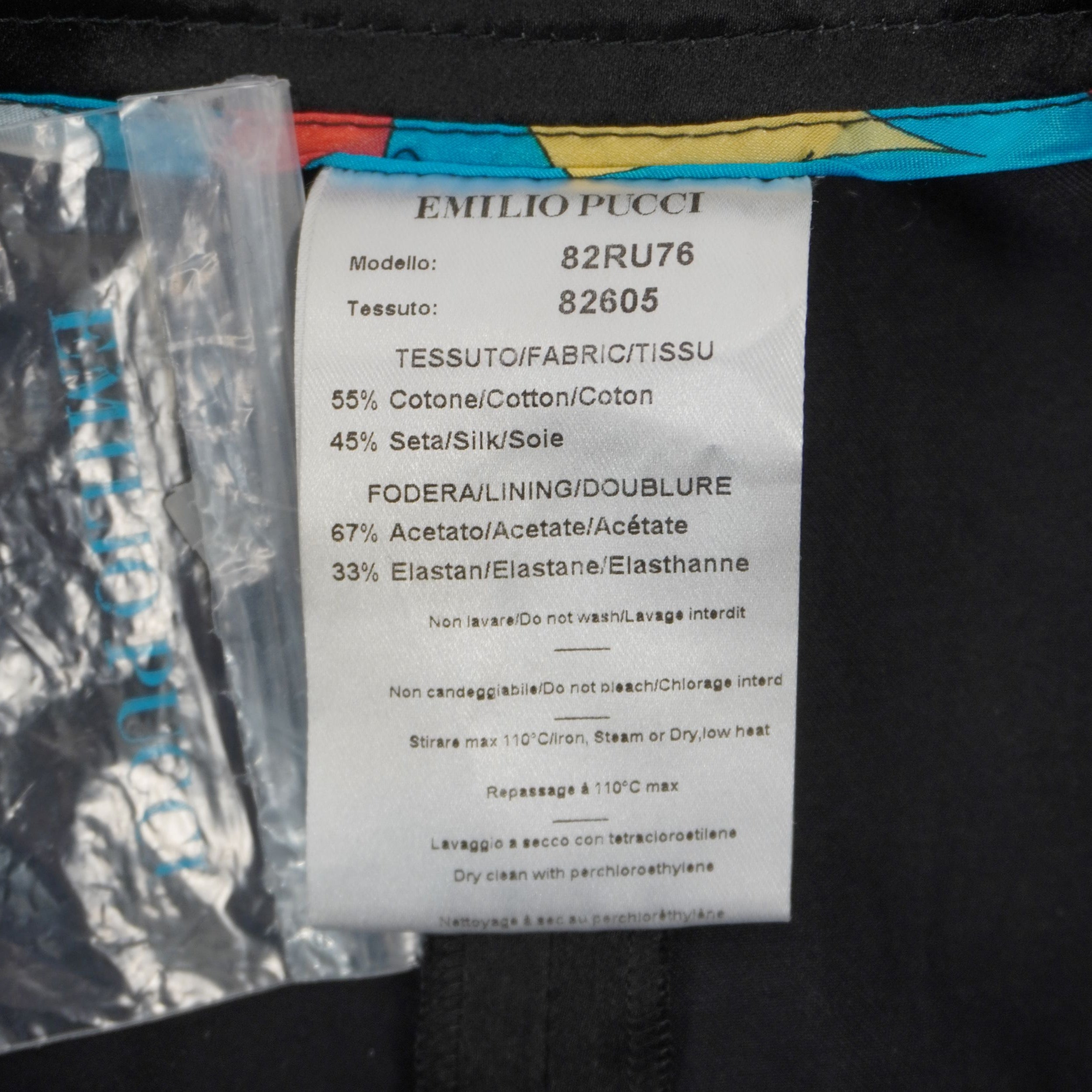 Etichetta bianca interna Emilio Pucci Firenze e cartellini di autenticità applicati sui pantaloncini neri.