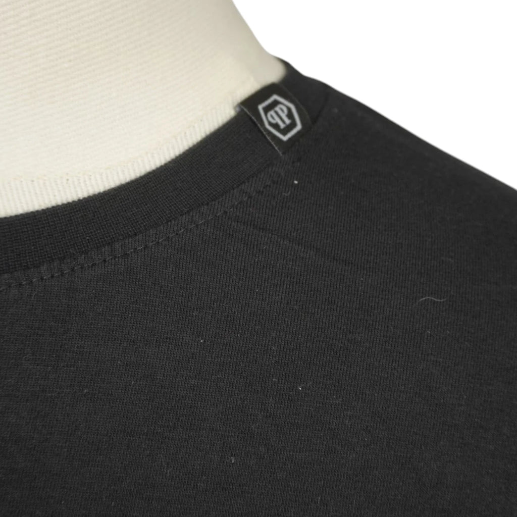 Mini etichetta esterna in tessuto logo PP esagonale su colletto t-shirt Philipp Plein