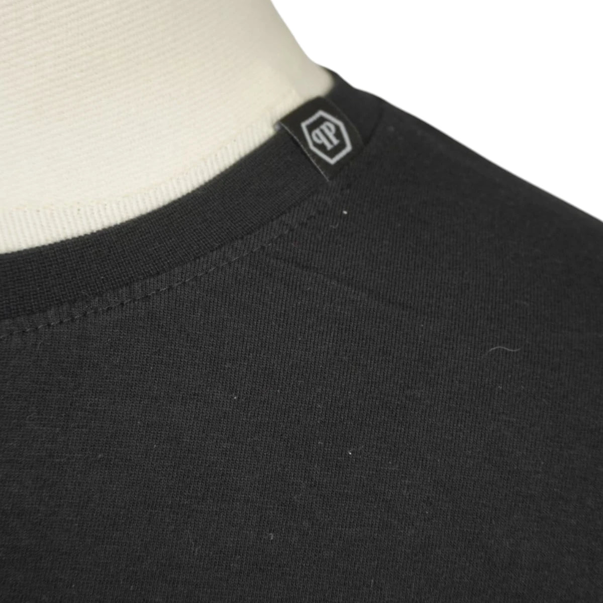 Mini etichetta esterna in tessuto logo PP esagonale su colletto t-shirt Philipp Plein
