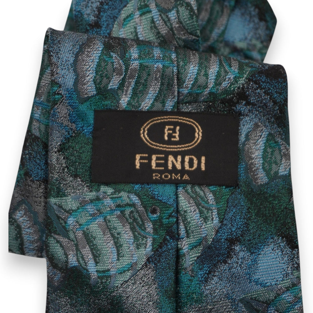  Macro dell'etichetta rettangolare nera Fendi Roma originale cucita sul retro della cravatta vintage con logo FF ricamato in oro.