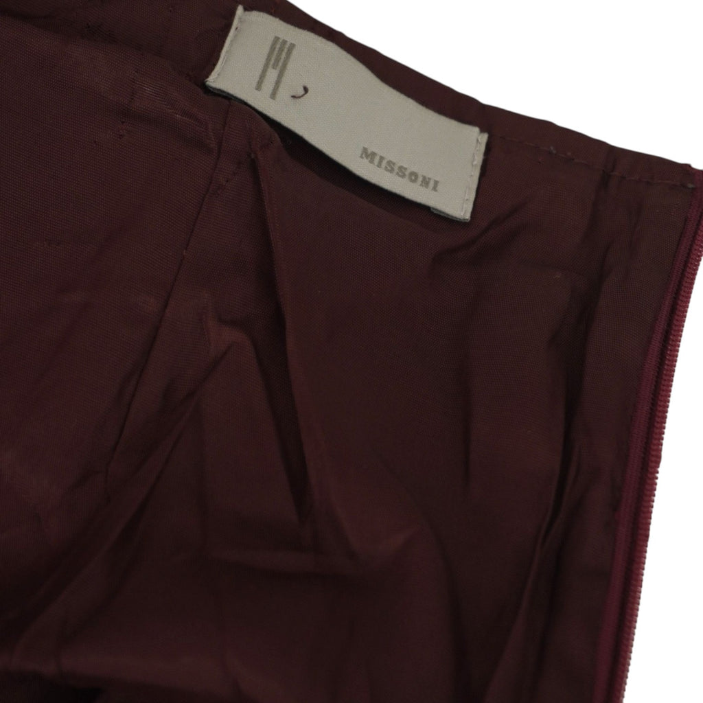 Dettaglio della fodera interna bordeaux e della seconda etichetta sartoriale del completo d'archivio.