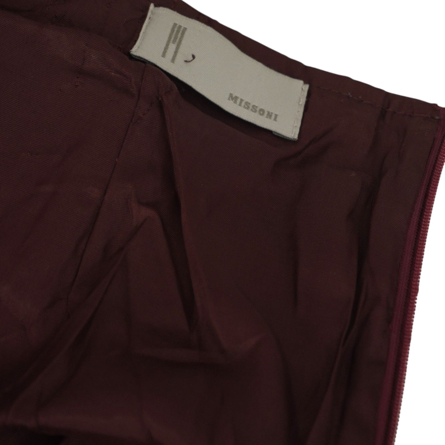 Dettaglio della fodera interna bordeaux e della seconda etichetta sartoriale del completo d'archivio.
