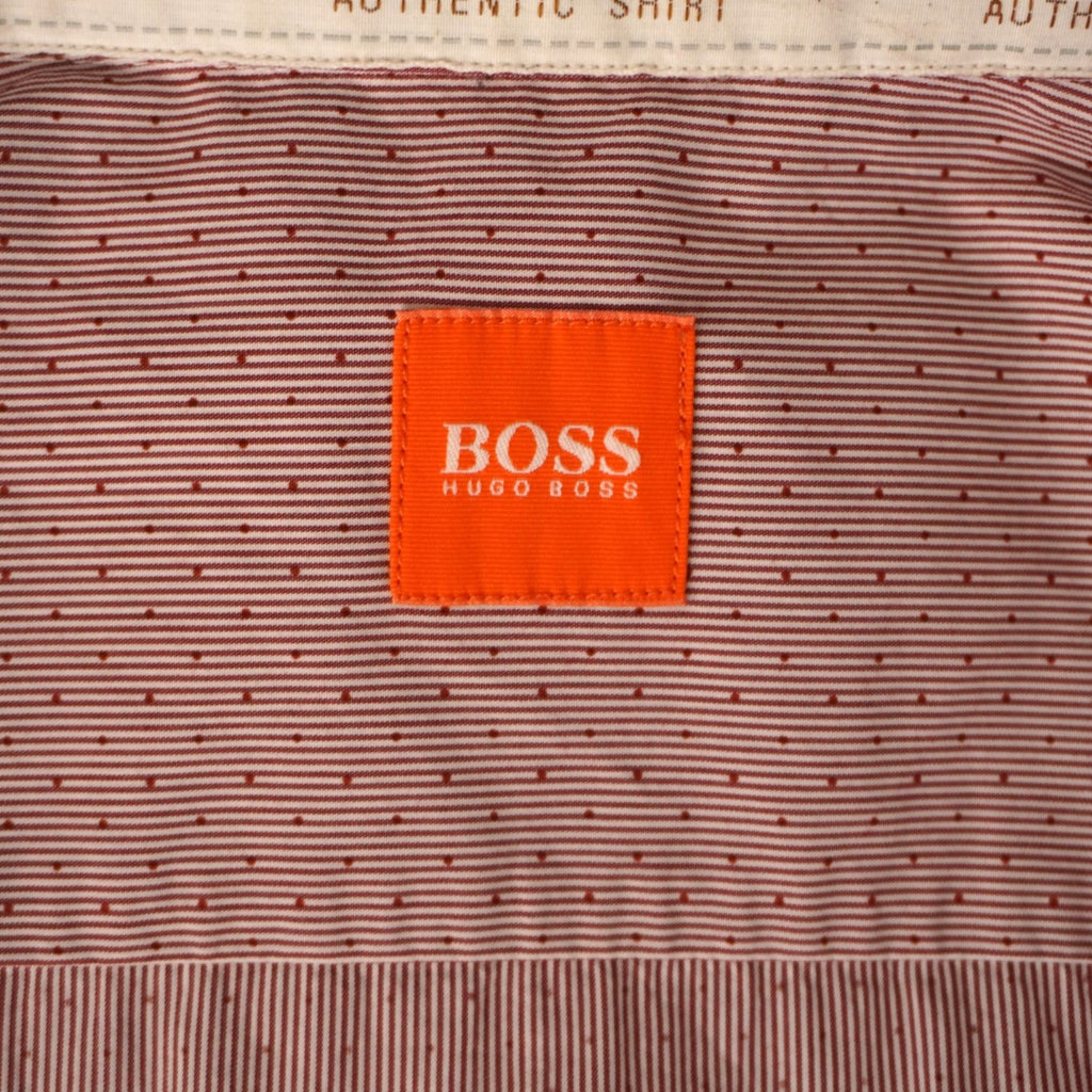 Dettaglio dell'etichetta interna quadrata di colore arancione BOSS Hugo Boss cucita sul carré interno della camicia taglia L.