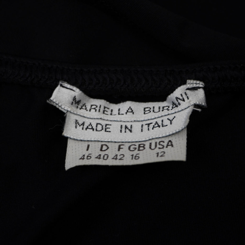 Dettaglio dell'etichetta interna in tessuto bianco che certifica la manifattura Made in Italy.