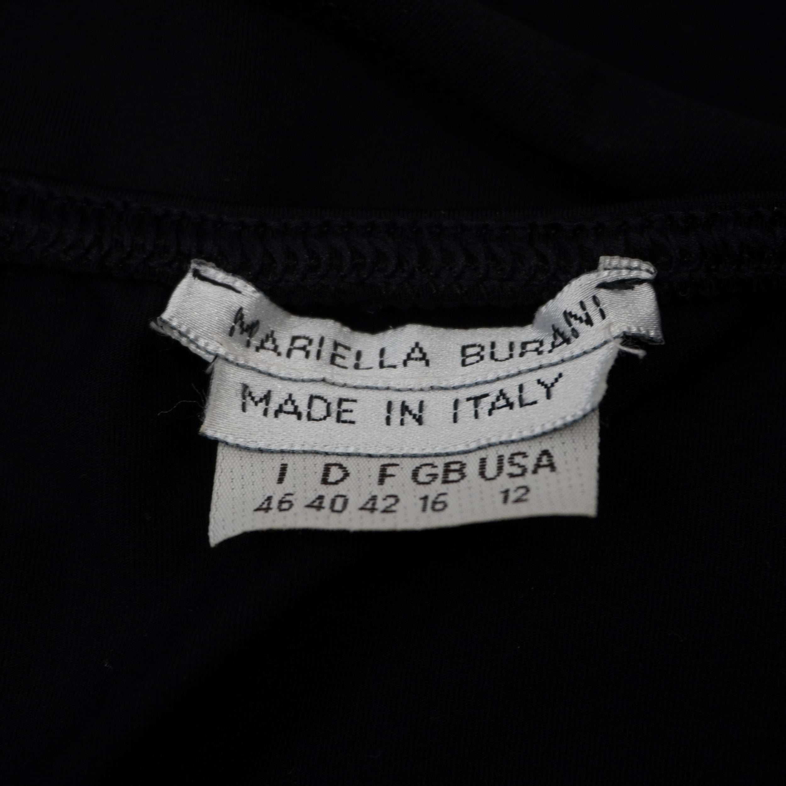Dettaglio dell'etichetta interna in tessuto bianco che certifica la manifattura Made in Italy.