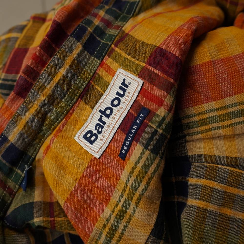 Etichetta interna Barbour Established 1894 e scritta Regular Fit