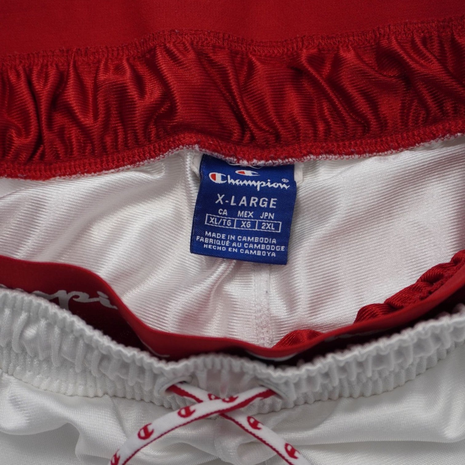 Etichetta interna originale "Champion Authentic Athletic Apparel" blu e bianca, cucita nel girovita posteriore.