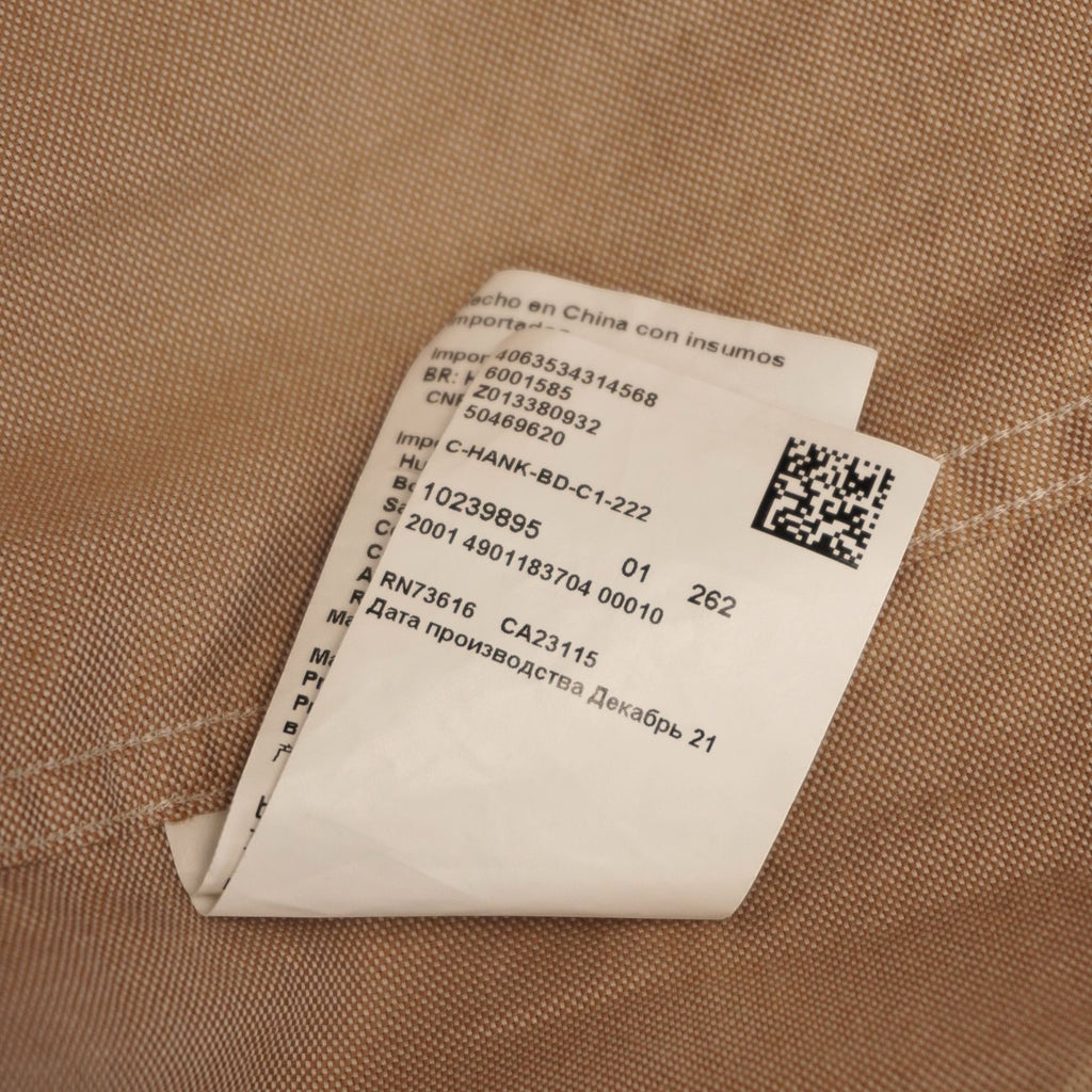 Inquadratura ravvicinata di un'etichetta interna bianca stampata con le informazioni sul modello e un codice QR per l'autenticità.