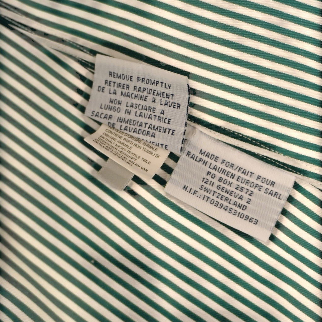 Etichette interne in tessuto bianco satinate della camicia Polo Ralph Lauren che mostrano i codici e le informazioni sul tessuto.