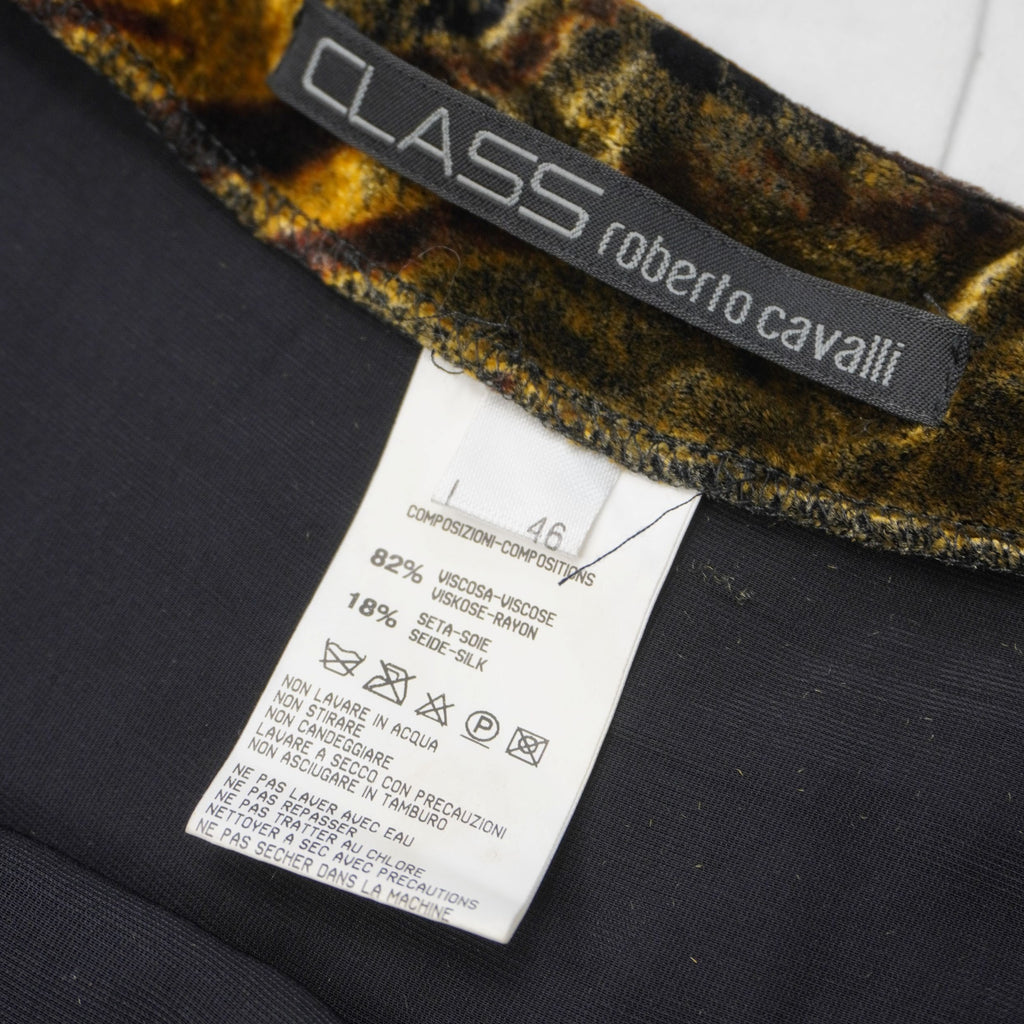 Primo piano dell'etichetta con il brand Class Roberto Cavalli, la taglia 46 e la composizione 82% viscosa e 18% seta.