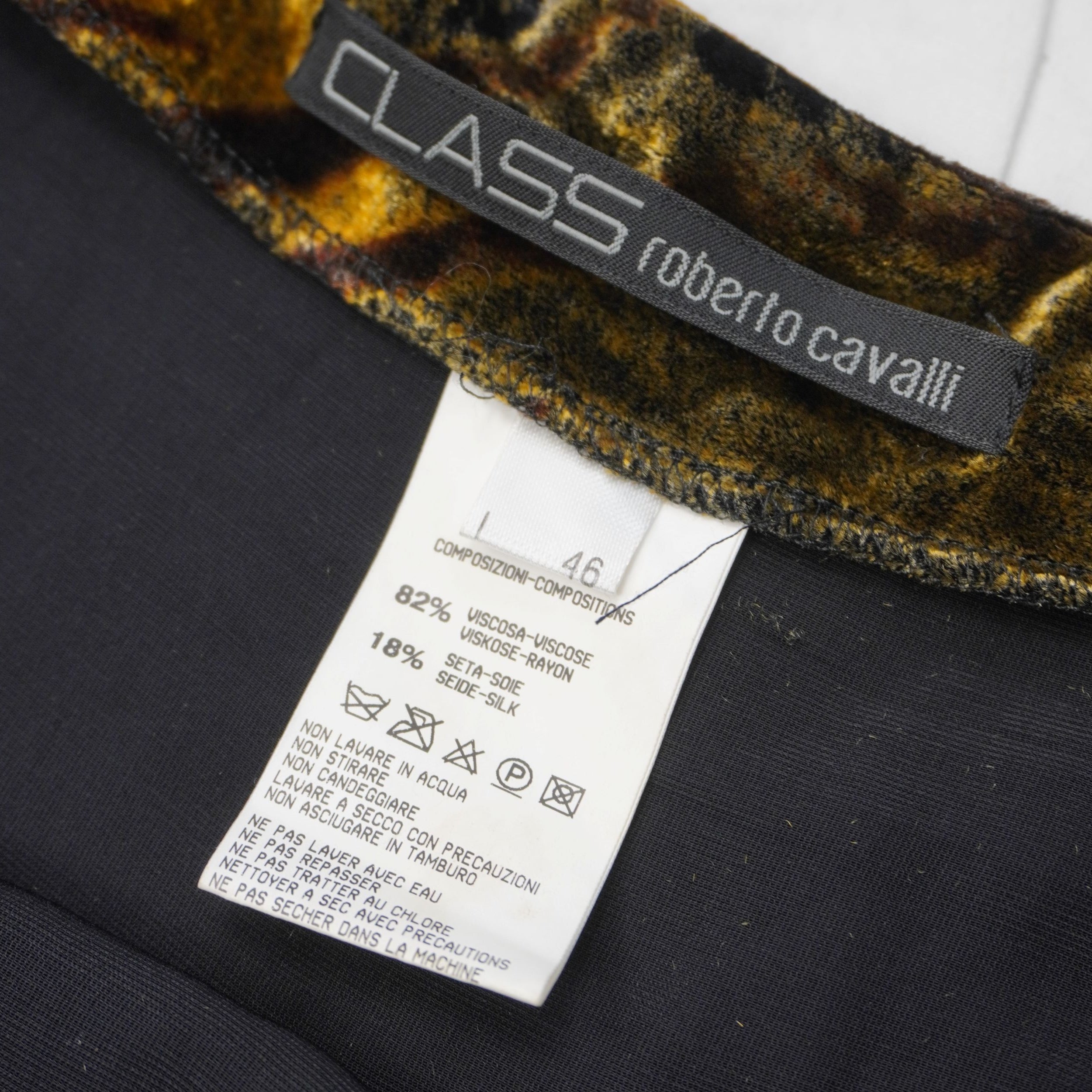 Primo piano dell'etichetta con il brand Class Roberto Cavalli, la taglia 46 e la composizione 82% viscosa e 18% seta.