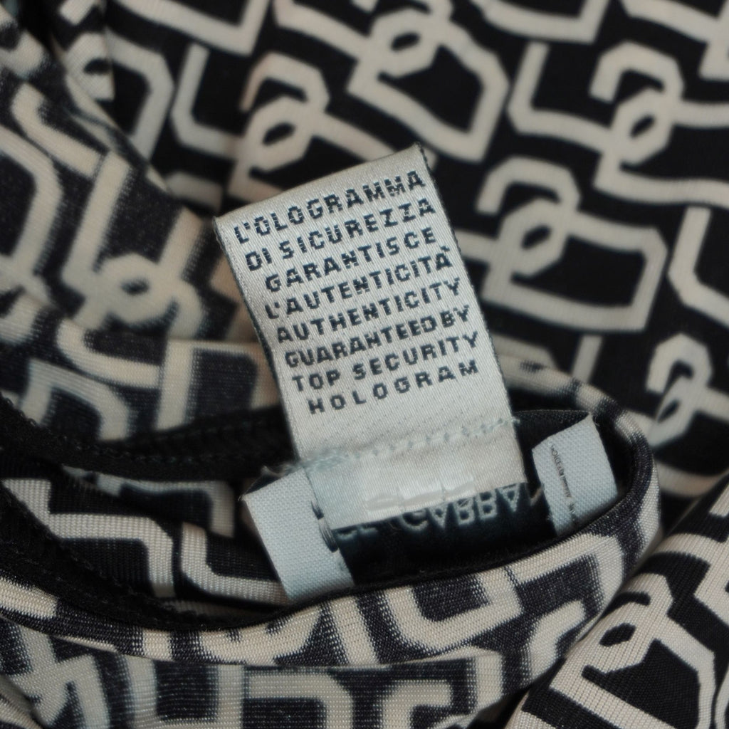 Particolare delle etichette interne di lavaggio e composizione del jersey di cotone elasticizzato.