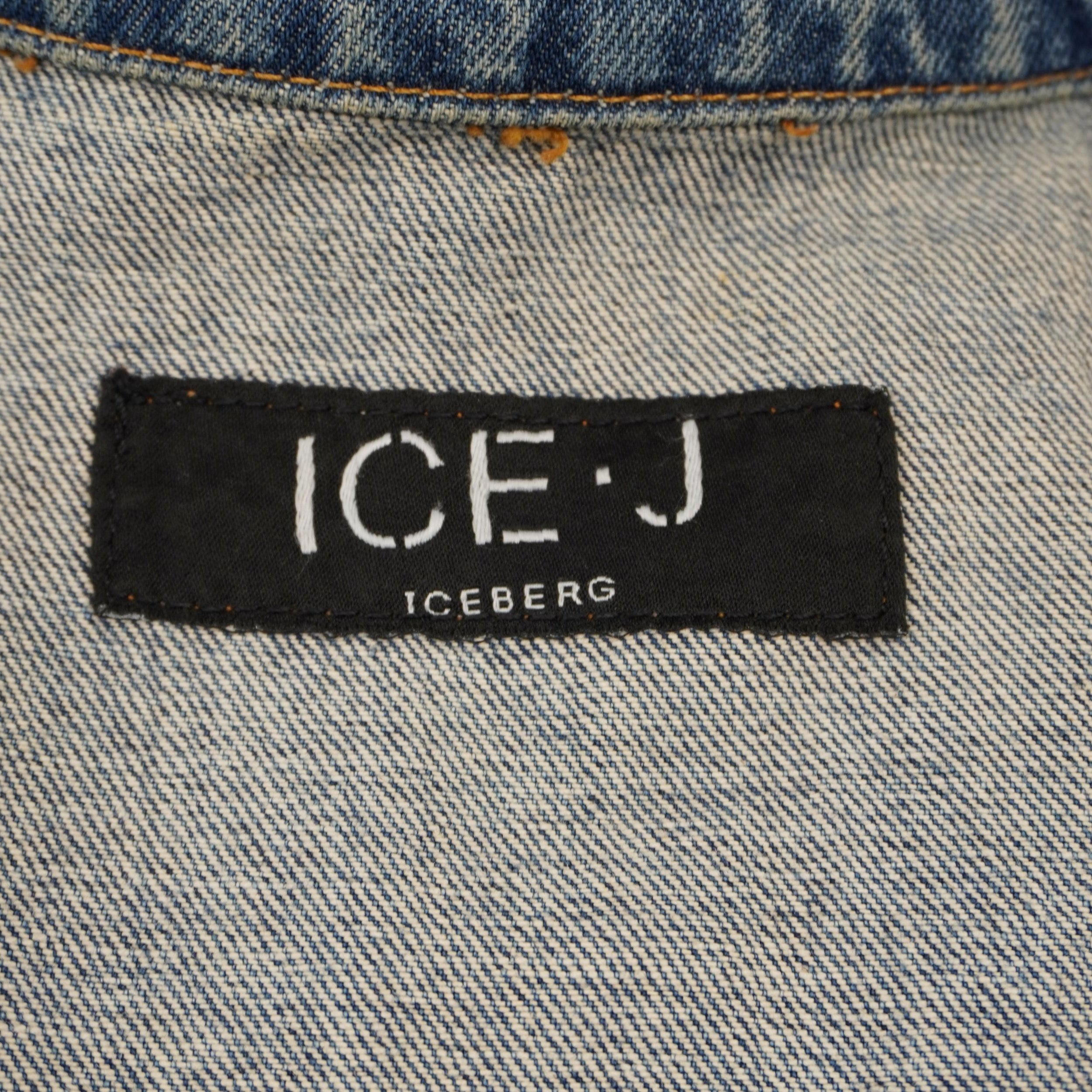 Etichetta originale interna ICE-J (linea Iceberg) di colore nero con logo bianco, cucita sul colletto.