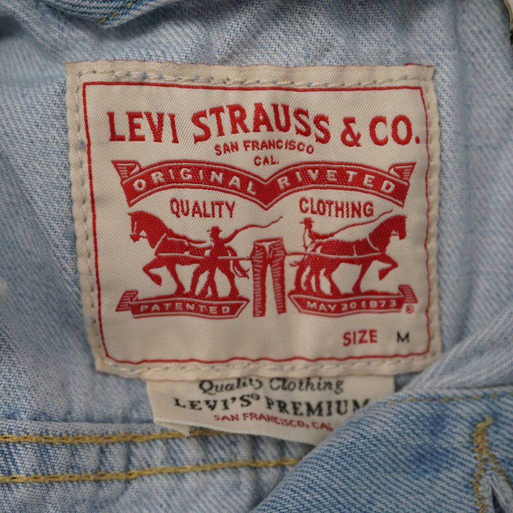 Dettaglio della patch interna Levi's Two Horse Clothing Patented con indicazione della taglia M