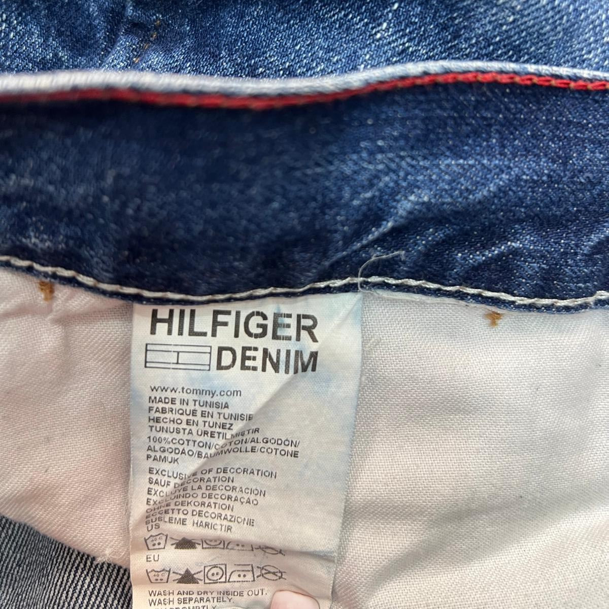 Dettaglio della fodera interna delle tasche dei jeans Hilfiger con l'etichetta identificativa della linea originale.