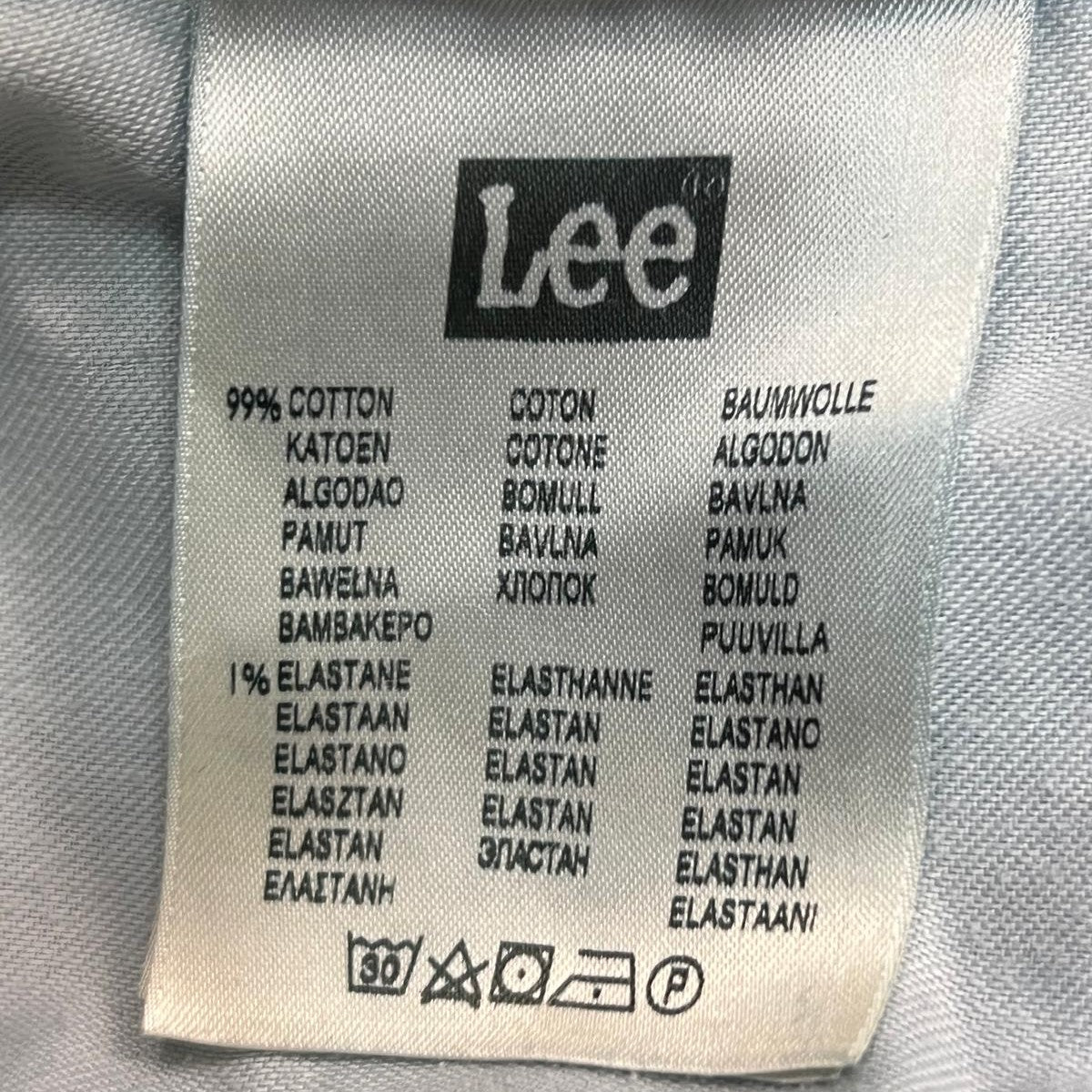Etichetta in tessuto cucita all'interno dei jeans con il logo Lee e i simboli per il lavaggio e la cura del capo.