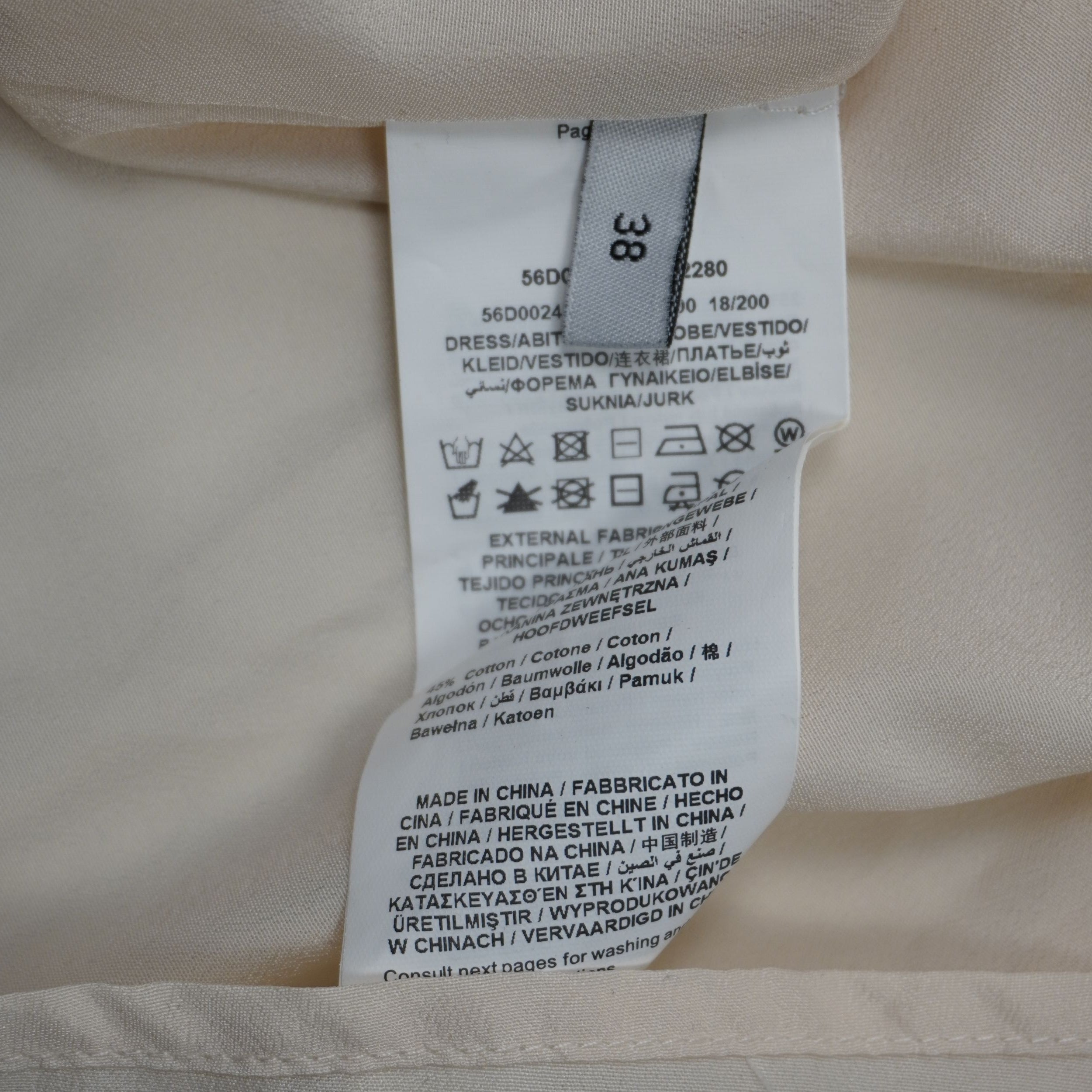 Etichetta di lavaggio interna Trussardi Jeans con composizione in cotone, codice modello e taglia 38