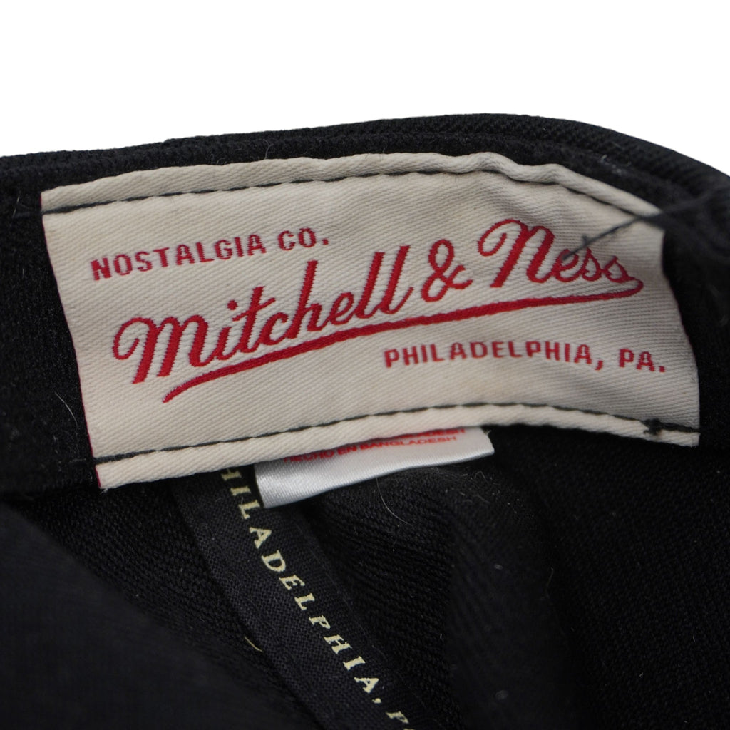 Etichetta originale interna Mitchell & Ness Nostalgia Co. Philadelphia cucita nella fascia antisudore.