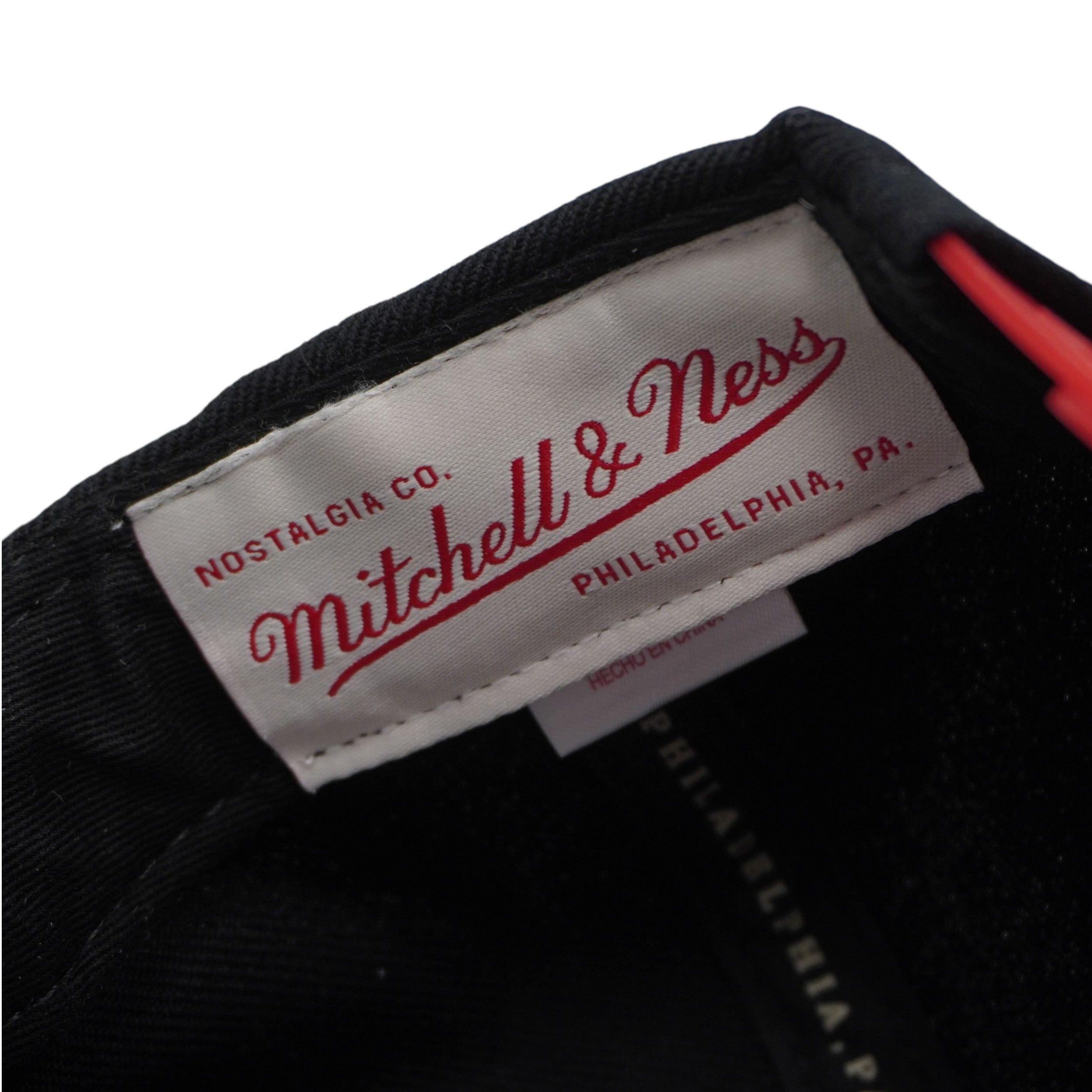 Etichetta originale interna Mitchell & Ness Nostalgia Co. Philadelphia, cucita nella fascia antisudore interna.