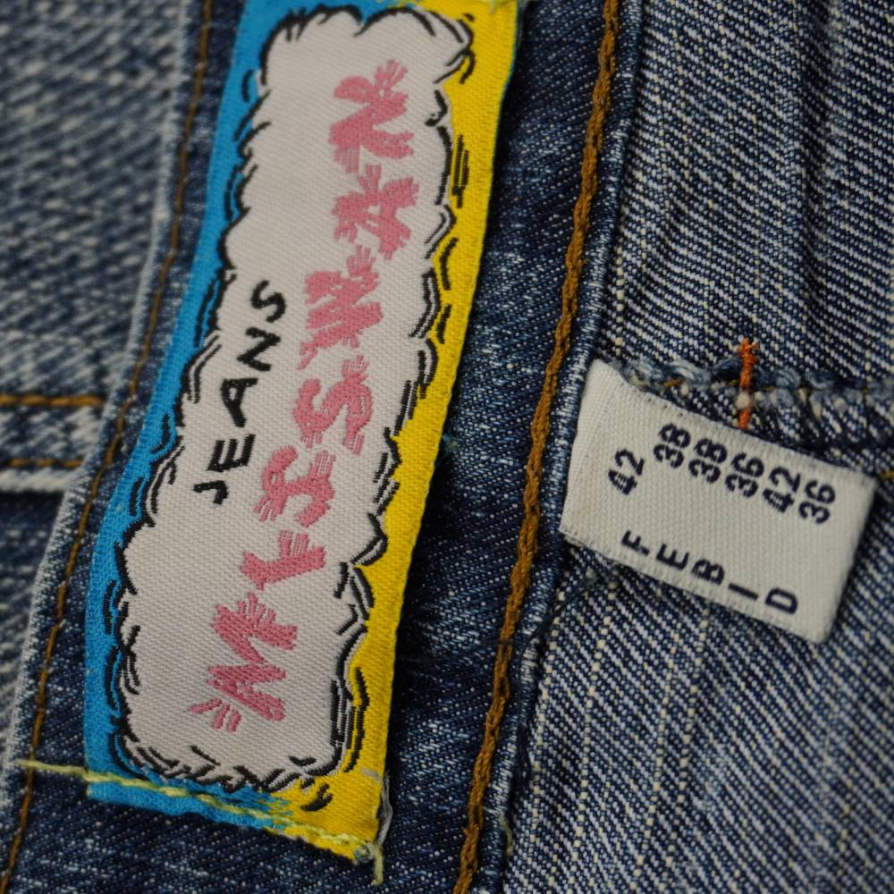 Dettaglio della maxi etichetta originale ricamata MISSWAN Jeans e del cartellino interno con taglia 42 italiana.