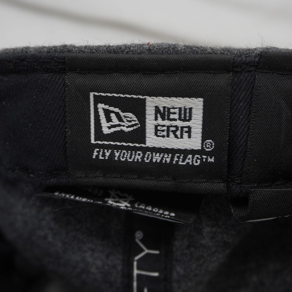 Etichetta originale New Era Cap Company cucita all'interno della fascia antisudore, dettaglio di autenticità.