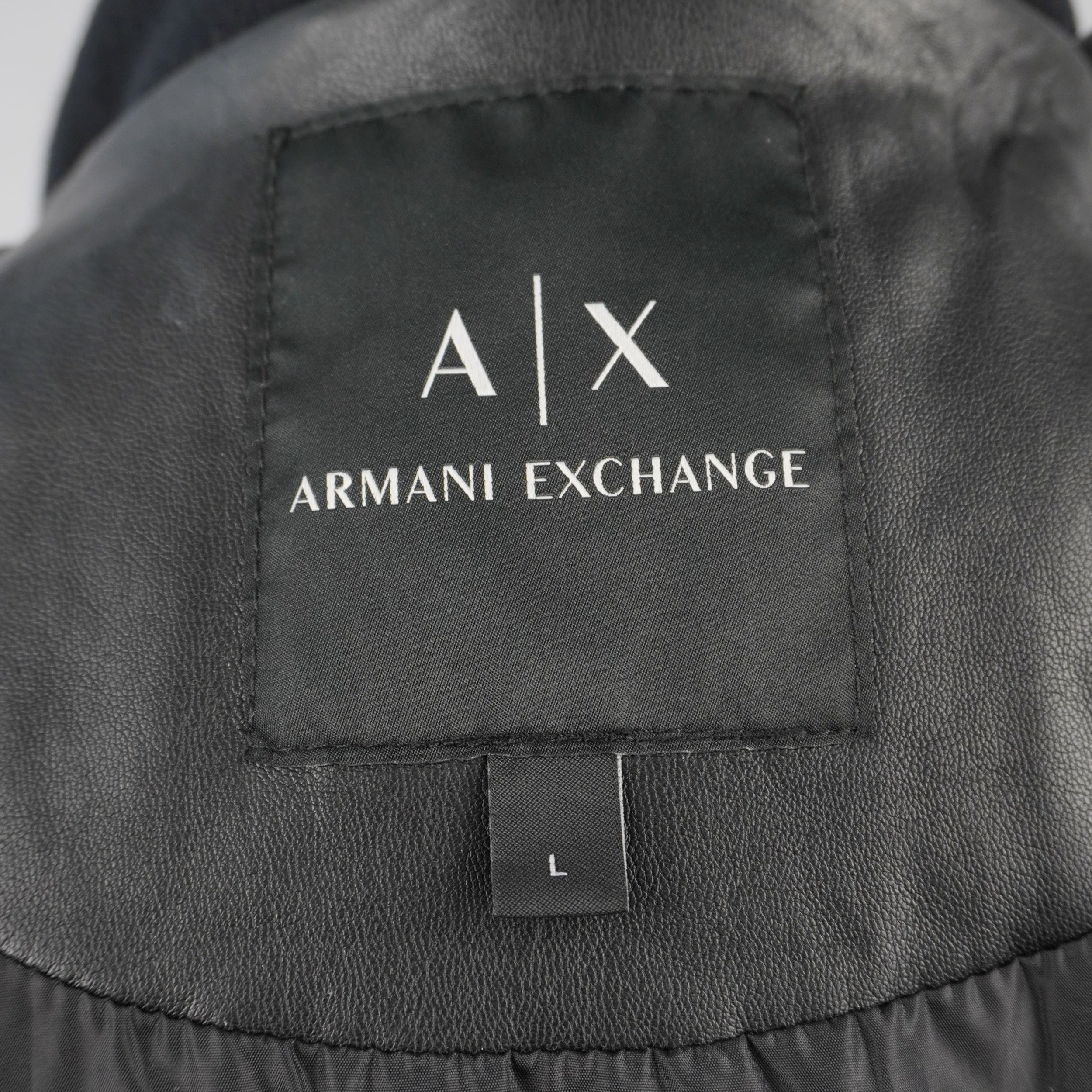 Etichetta in tessuto nero cucita all'interno del collo con logo ricamato AX Armani Exchange e indicazione della taglia L.
