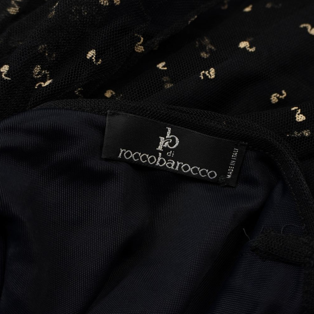 Primo piano dell'etichetta nera originale in tessuto con logo e scritta bianca roccobarocco e dicitura Made in Italy.