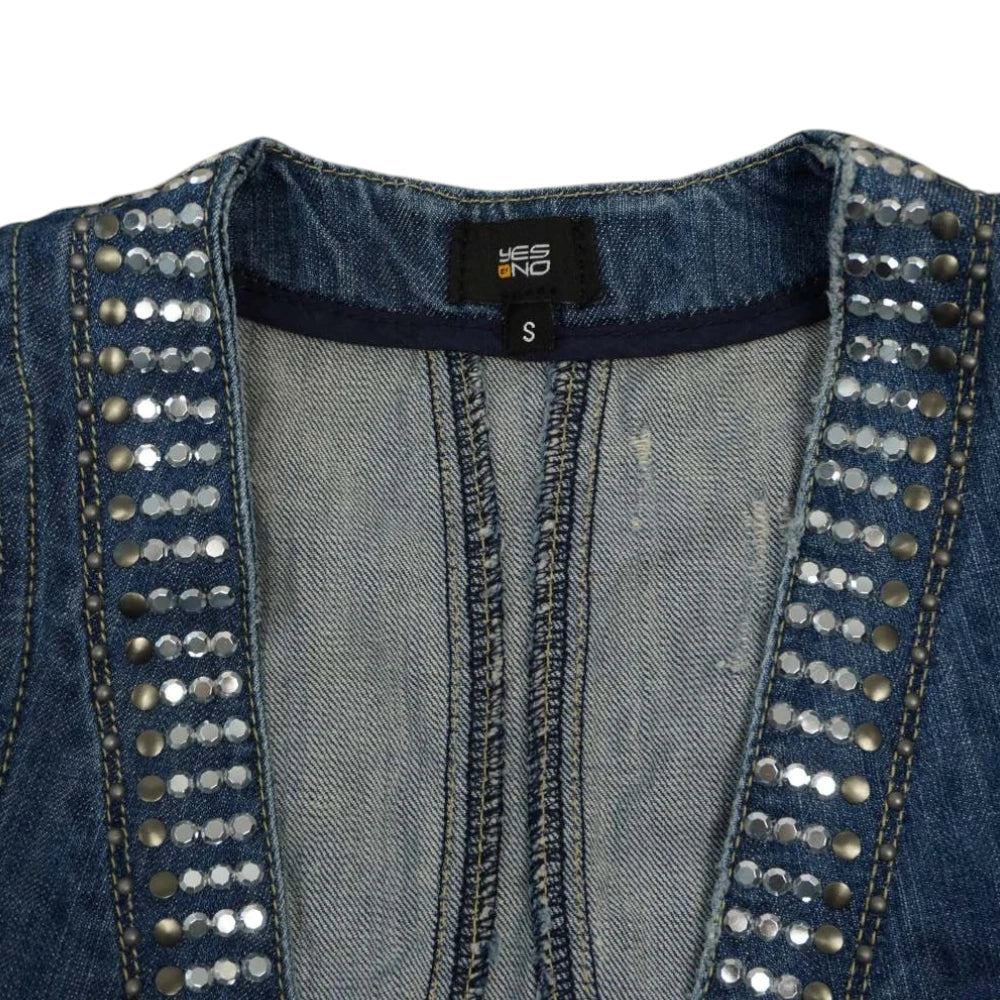 Dettaglio dello scollo interno del gilet in jeans con etichetta nera del brand YES NO e taglia S