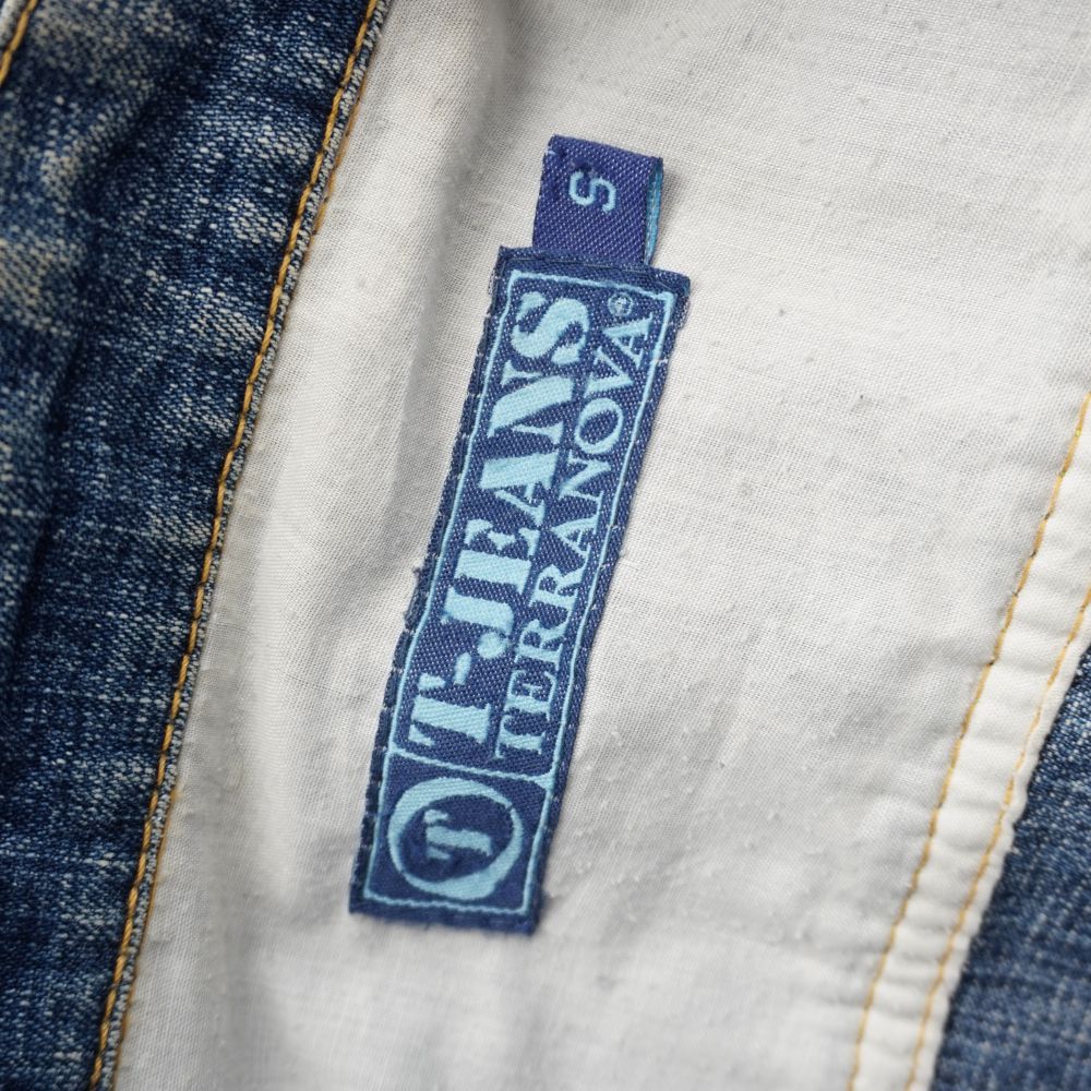 Dettaglio dell'etichetta rettangolare in tessuto blu originale T-JEANS Terranova d'archivio con indicazione della taglia S.