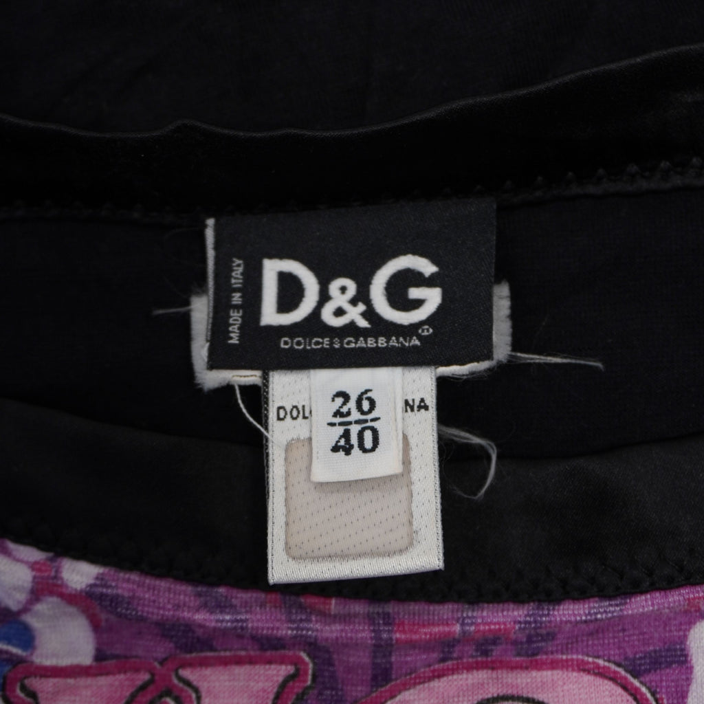 Primo piano del tag interno in tessuto nero D&G Dolce & Gabbana Made in Italy con indicazione della taglia 26 40.
