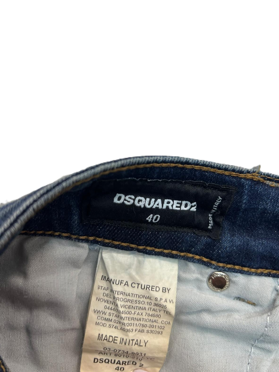 Primo piano dell'etichetta nera posteriore interna con il logo DSquared2 e l'indicazione della taglia 40.