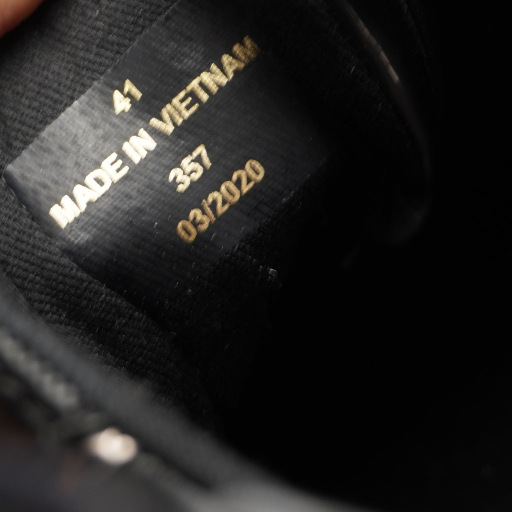 Stampa interna dorata con codice di fabbricazione e taglia 41 delle scarpe Guess nere