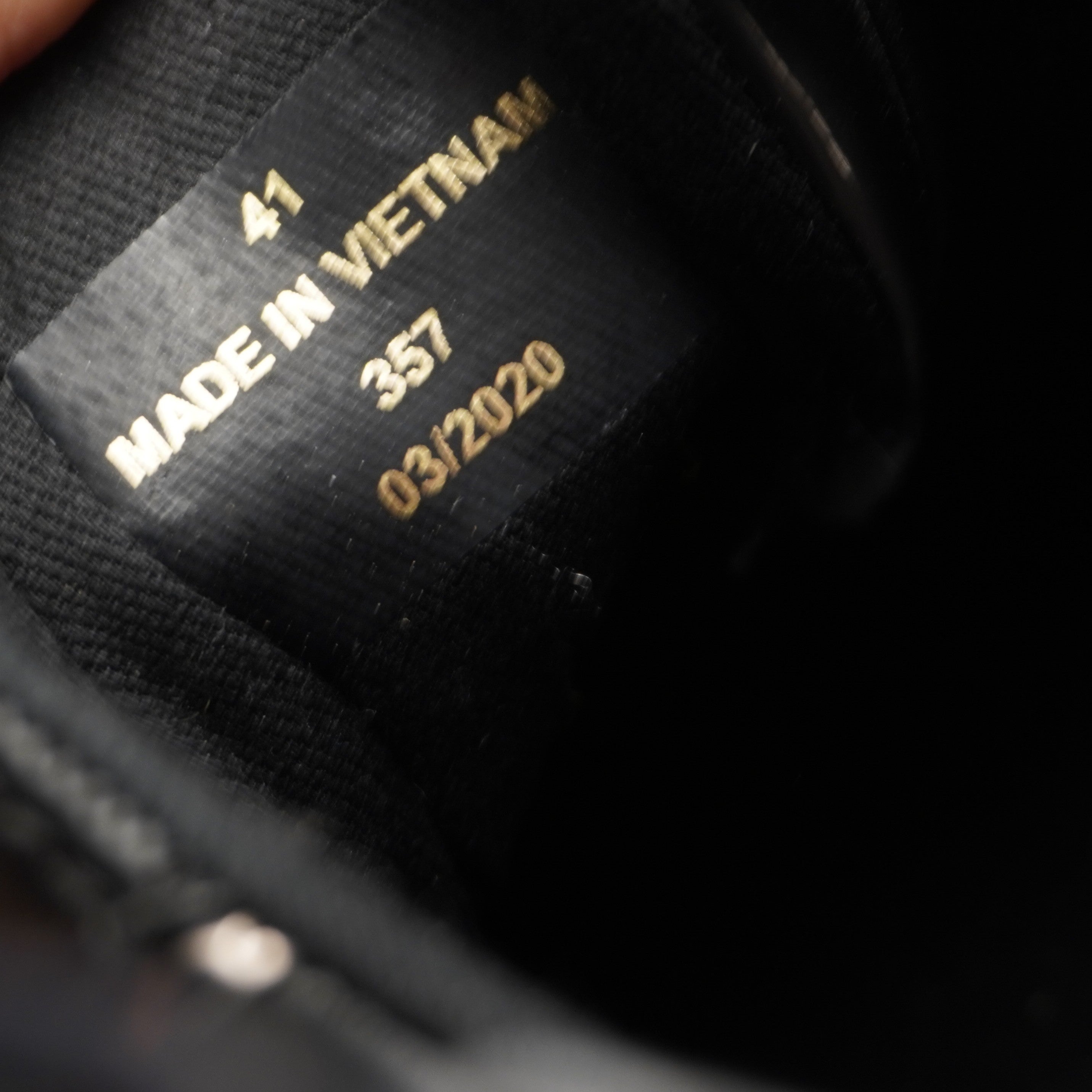 Stampa interna dorata con codice di fabbricazione e taglia 41 delle scarpe Guess nere