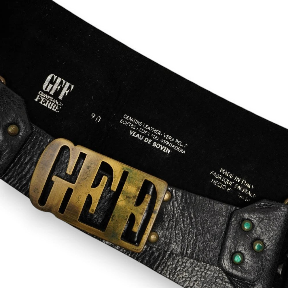 Retro interno della cintura in camoscio nero con stampa a caldo argento del logo GFF Gianfranco Ferré, taglia 90 e dicitura Made in Italy parzialmente sbiadita.