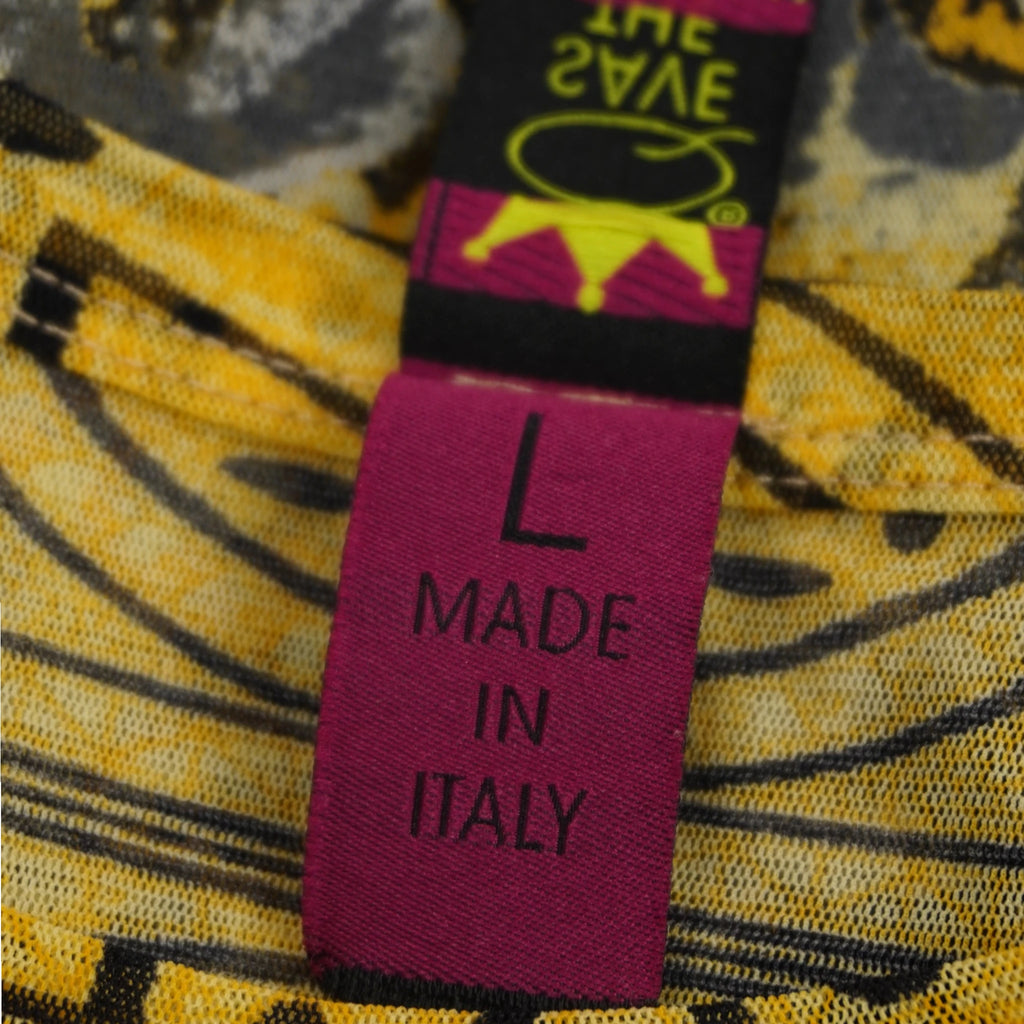 Foto ravvicinata dell'etichetta viola interna che mostra la taglia L e la dicitura Made in Italy.