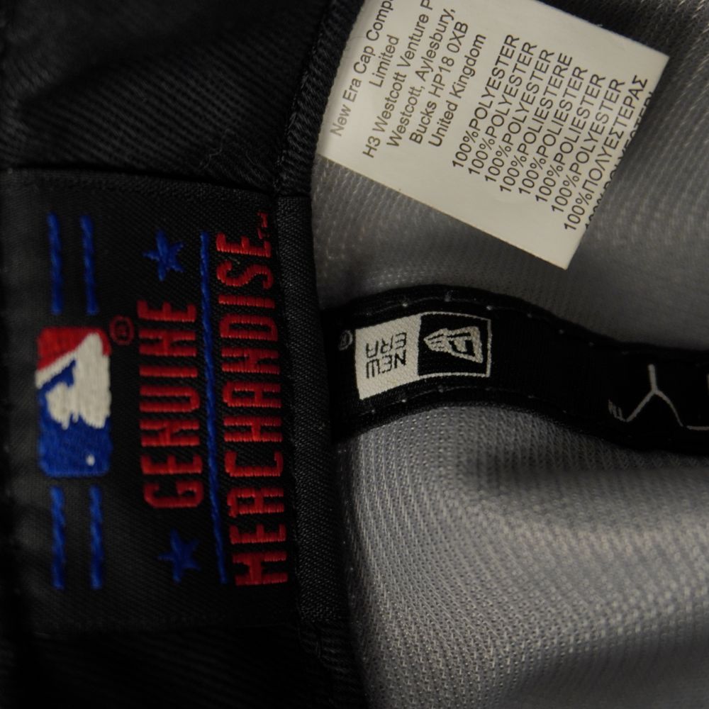 Dettaglio dell'etichetta interna in tessuto nero con il logo New Era, la scritta Youth e l'indicazione della manifattura Made in Bangladesh.