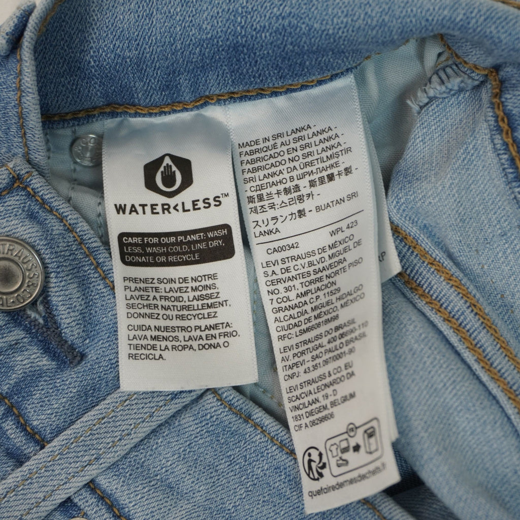 Primo piano del tag interno bianco in tessuto verticale con i codici di fabbrica e i dettagli del brand Levi's.