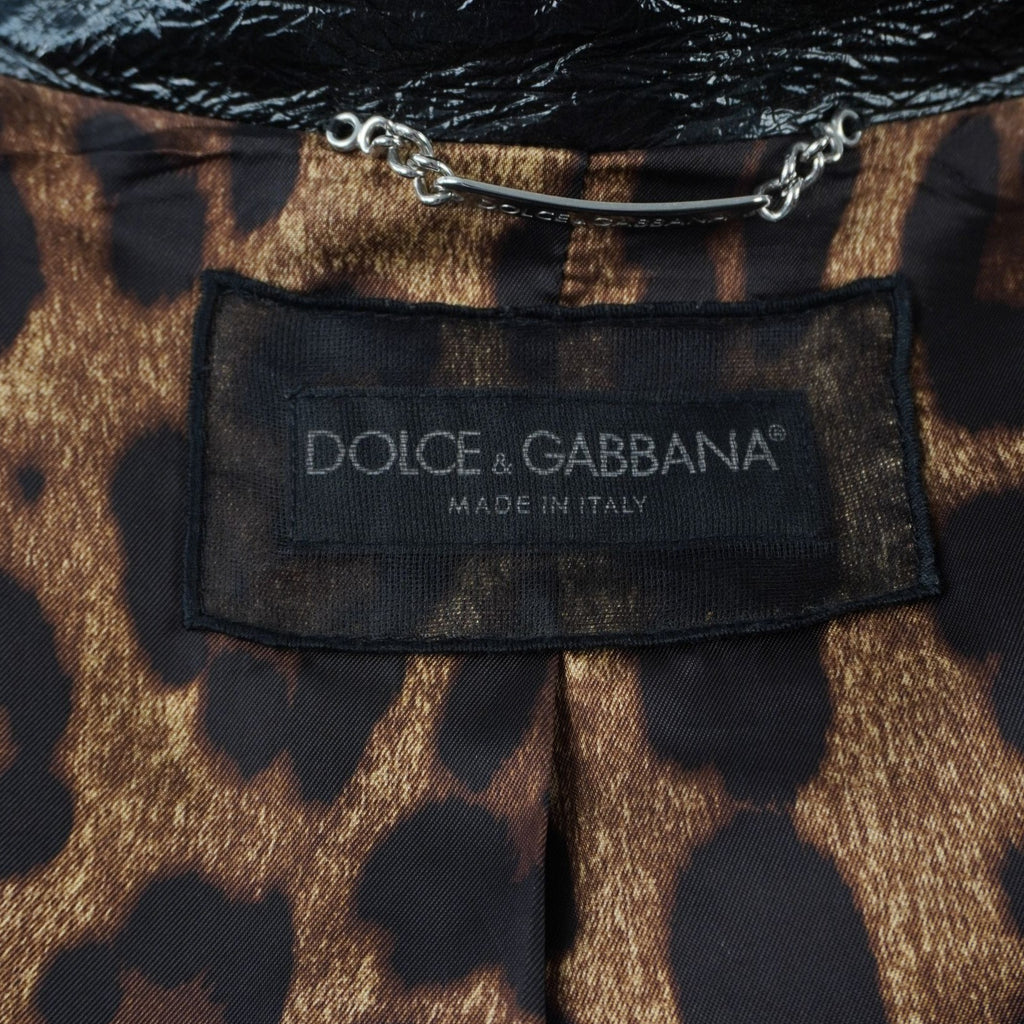Primo piano della label istituzionale in tessuto nero Dolce & Gabbana applicata sulla caratteristica fodera interna maculata.
