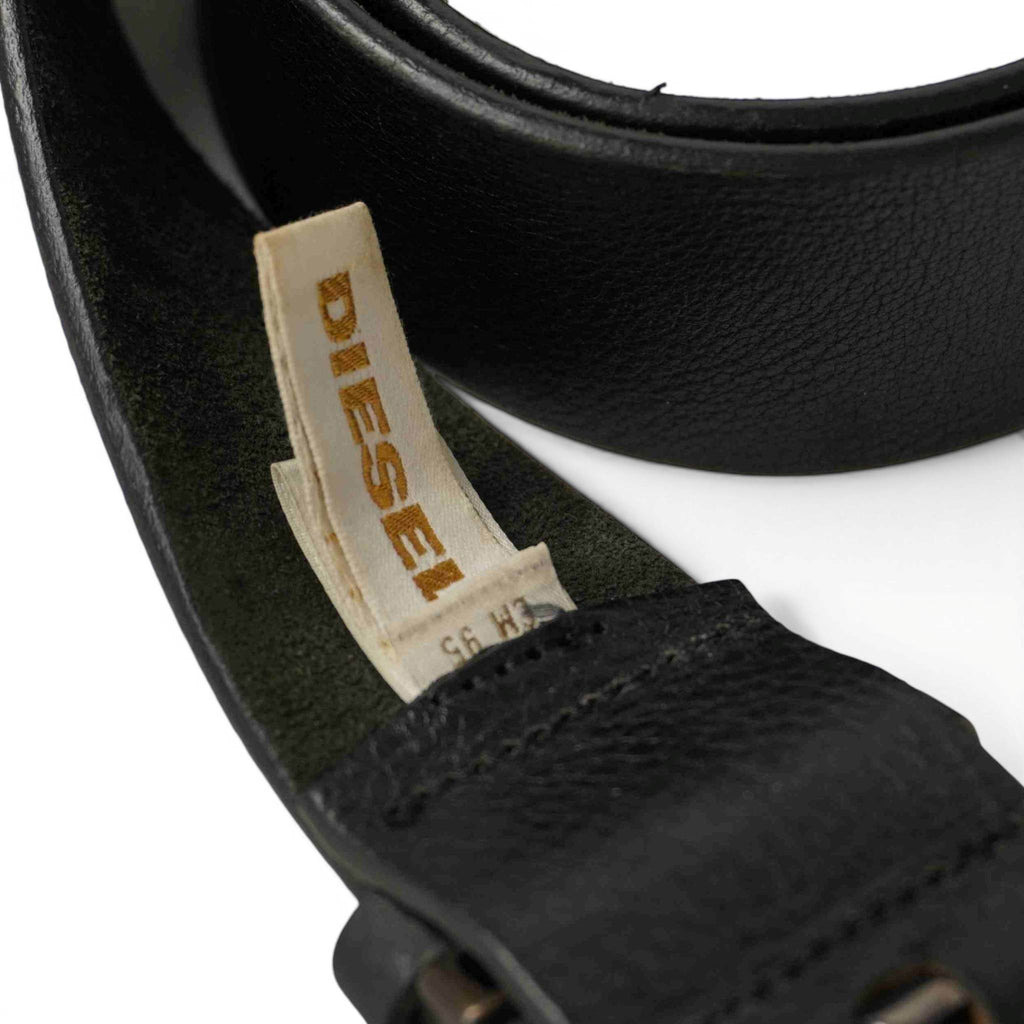 Etichetta in tessuto cucita sul retro della cintura con il logo Diesel marrone e l'indicazione della taglia CM 95.
