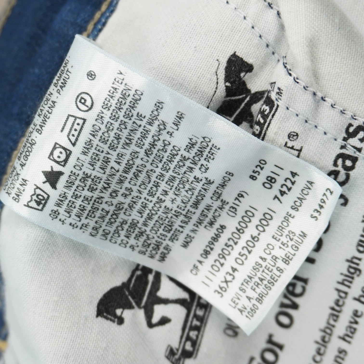 Etichetta interna bianca di manutenzione Levi's Europa con indicazione taglia W36 L34 e codice modello 05206-0001.